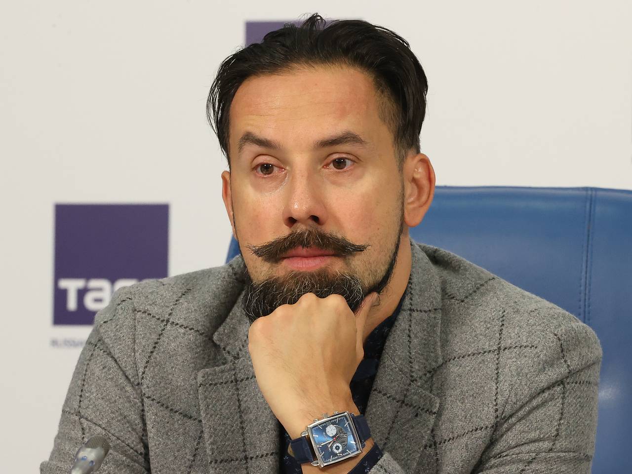 Писатель призвал запретить изображать русских мужчин недотепами
